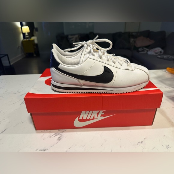 Nike Cortez size 8.5Womens 7Youth black and white - Picture 7 of 9